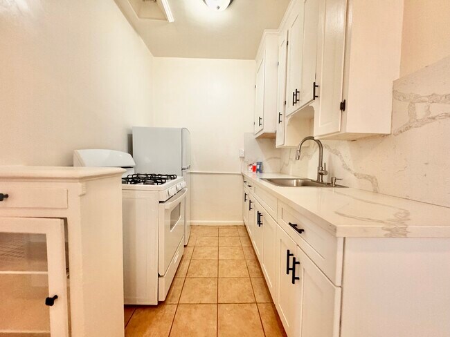 Building Photo - 608 S Dunsmuir Ave