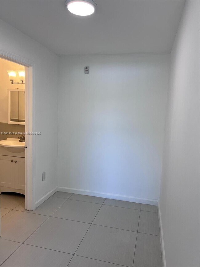 Building Photo - 7820 NE Bayshore Ct