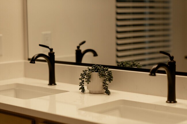 Building Photo - 1204 SW Franklin Dr