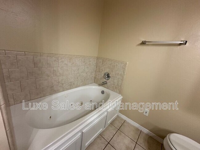 Building Photo - 706 Rockridge Cir