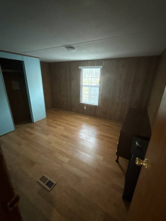 Building Photo - Mobile home - owner will finance
