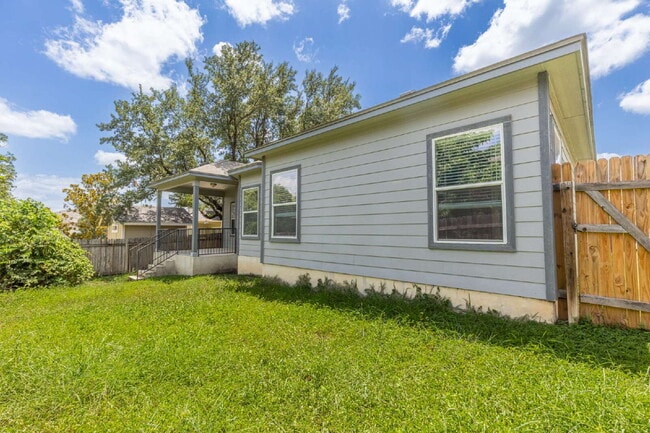 Building Photo - 906 Ashbury Bluff
