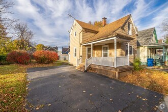 Building Photo - 2 Bedroom 1 Bath South Wedge, 1st floor la...