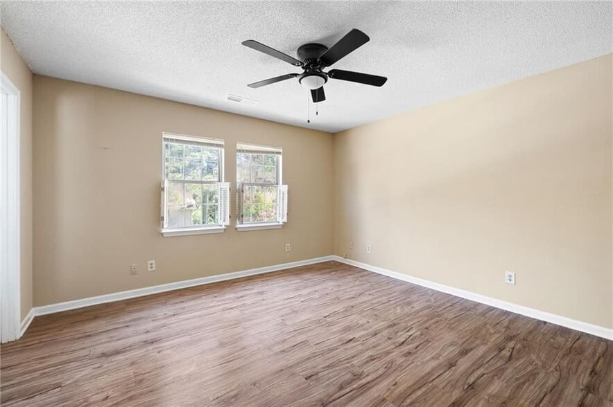 Building Photo - 2898 Lakemont Dr SW