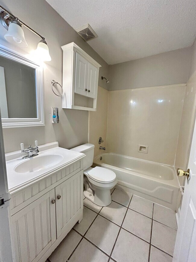 Building Photo - 1117 Dove Hollow Cir W