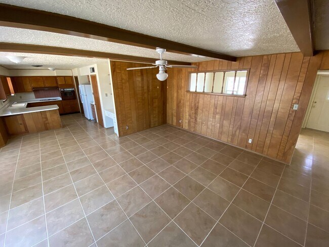 Building Photo - Northeast El Paso 3bed/2bath w/LOTS of living space!