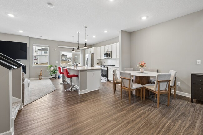 Building Photo - Townhouse in Shakopee