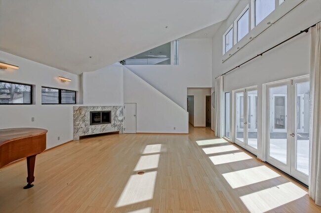 Building Photo - MODERN & BRIGHT. TOP-FLOOR, 4BR3BA HOUSE-LIKE APARTMENT W/ OPEN FLOOR PLAN, 3 DECKS FOR INDOOR/OU...