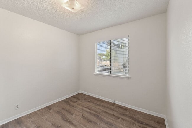 Building Photo - Bright and Inviting 3-Bedroom with Private...
