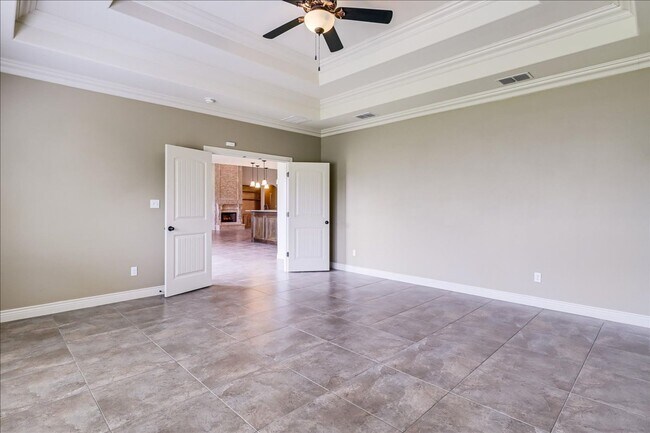 Building Photo - 6241 Lago Vista Dr