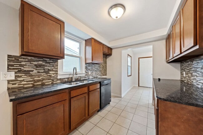 Building Photo - Beautiful Home in South Euclid