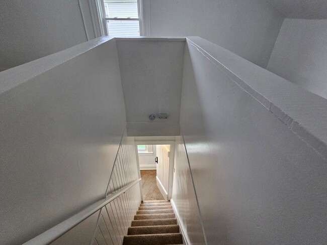 Building Photo - Spacious 3 bedroom 1 bath townhouse for re...