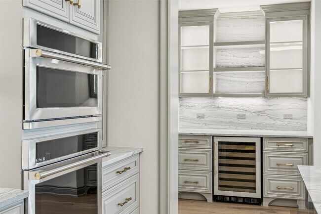 Building Photo - 1717 Bissonnet St