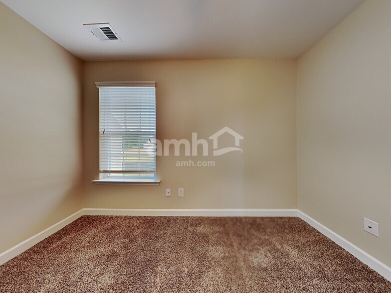 Building Photo - 228 Longford Dr