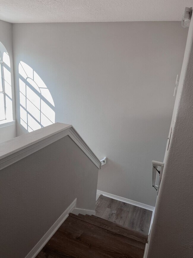 Building Photo - Beautiful Townhouse