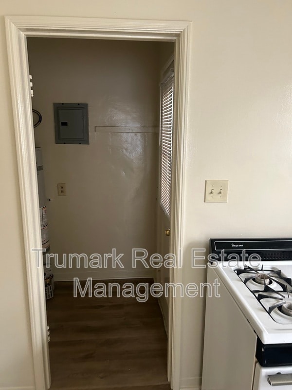 Building Photo - 1451 E Broadway