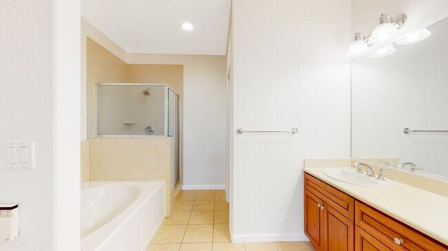 Building Photo - 4-Bedroom Townhome in San Jose!