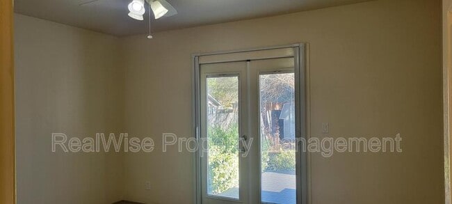 Building Photo - 1267 SW Ironwood Dr