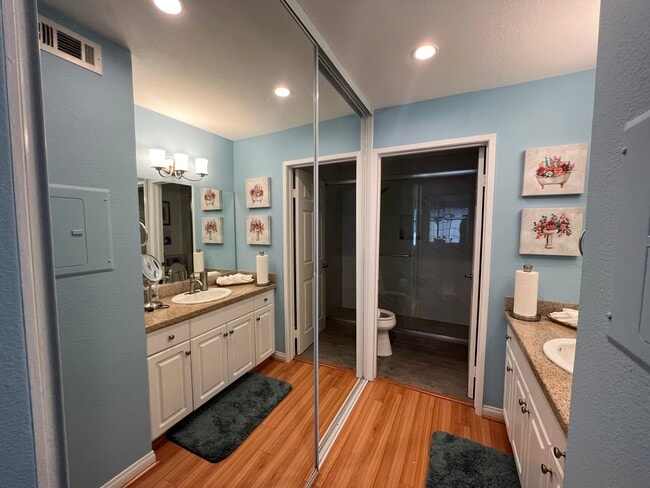 Bathroom + Closet #2 - 5520 Owensmouth Ave