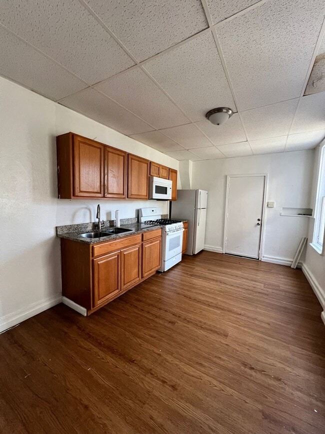 Building Photo - 3 Bedroom 1 Bath Home Available