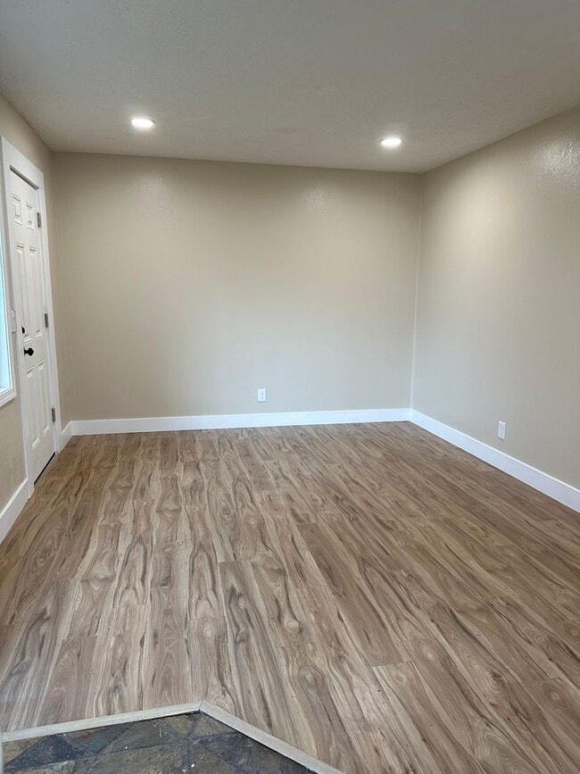 Building Photo - GORGEOUS Duplex in South Salt Lake!!!
