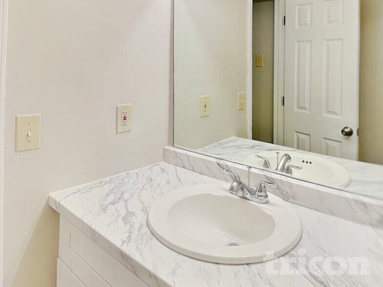 Building Photo - 190 Longwood Dr