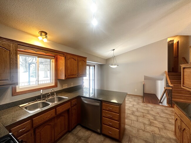 Building Photo - 9403 Lakeside Trl