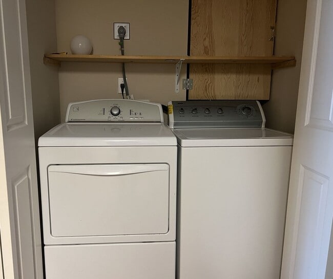 Building Photo - Roomy Top Floor Condo - Avail Now!