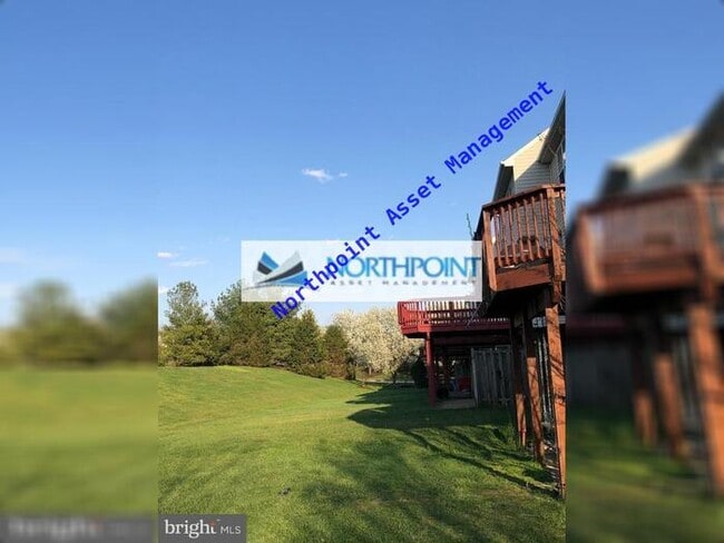 Building Photo - Nice, Sunny & Bright 3 Bedroom 2 full Bath...
