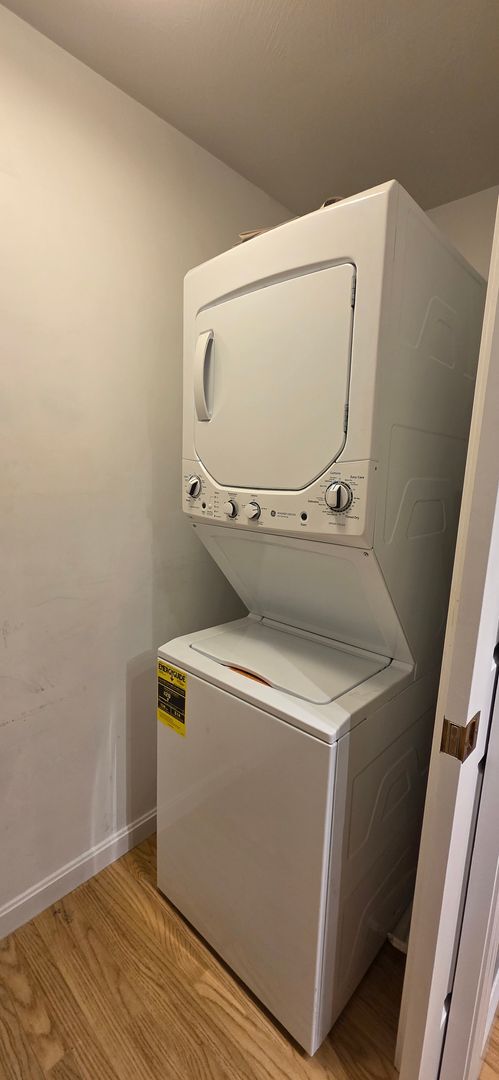 Building Photo - PENDING - 2 Bedroom 2 Bath Unit-Available Now!