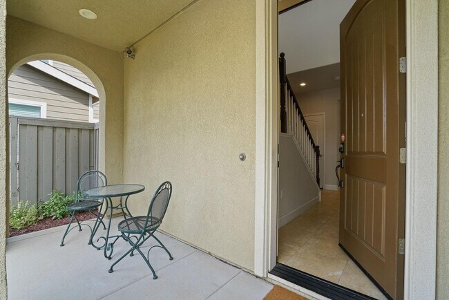 Building Photo - Cannery living!