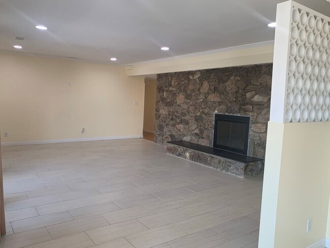 Building Photo - Gorgeous Two Story /Five Bedrooms in Burbank With Fantastic Views!!!