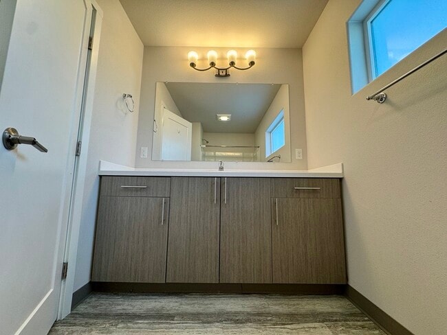 Building Photo - 6 E 12th Ave