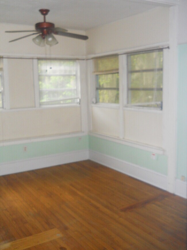 Building Photo - HOLLR0220