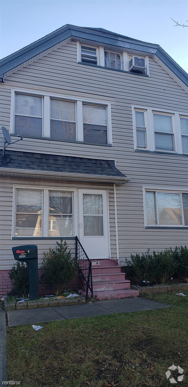 Building Photo - 2 br, 1 bath Triplex - 3549 West 129th Str...