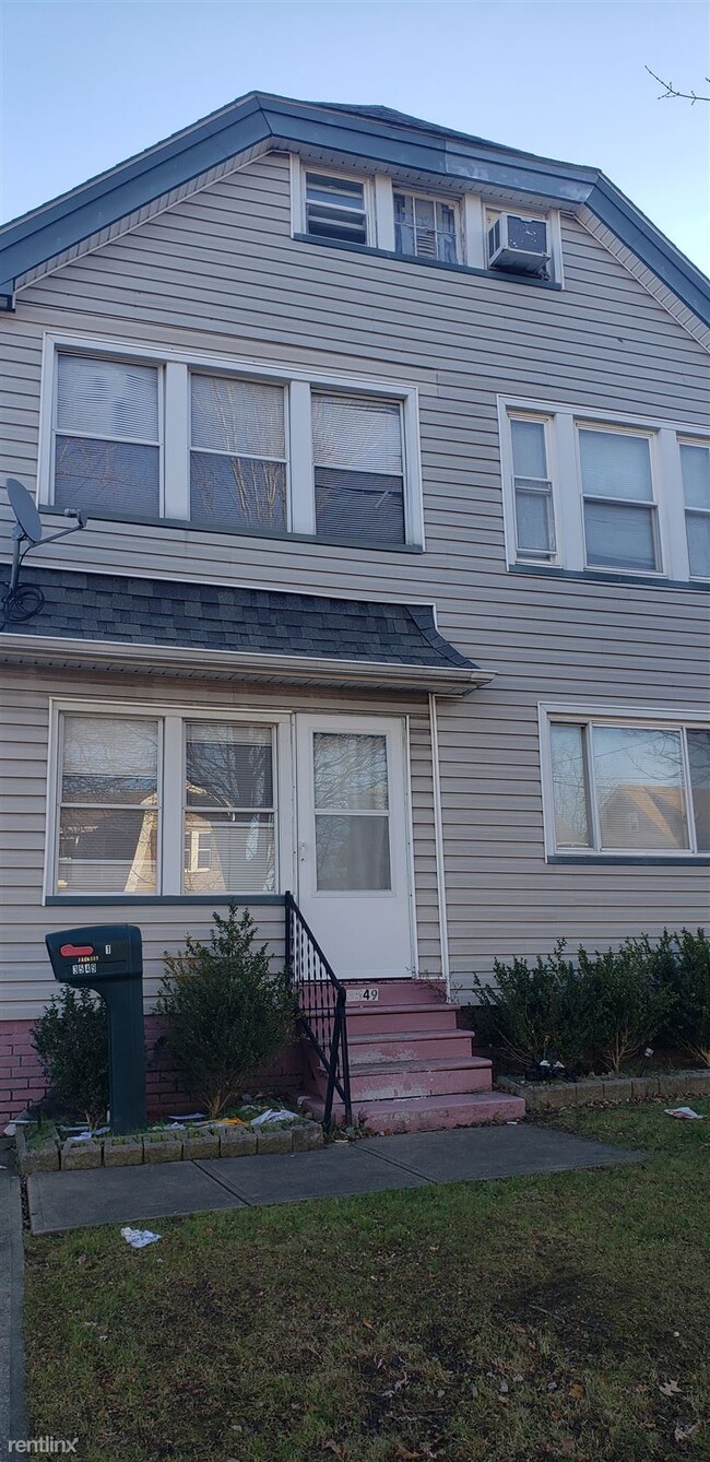 Building Photo - 2 br, 1 bath Triplex - 3549 West 129th Str...