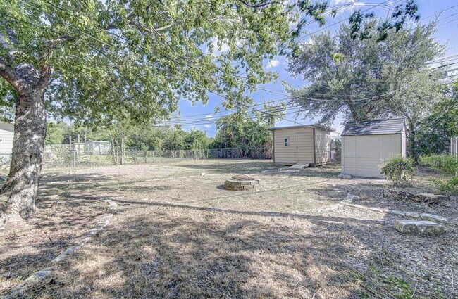 Building Photo - 1410 Kamar Dr