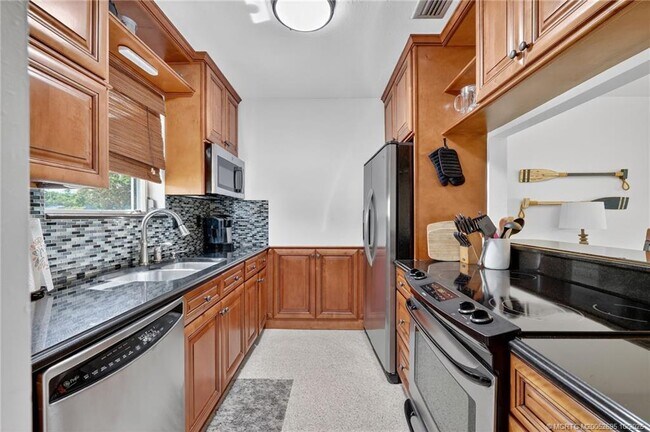 Building Photo - 262 SE Monterey Ave