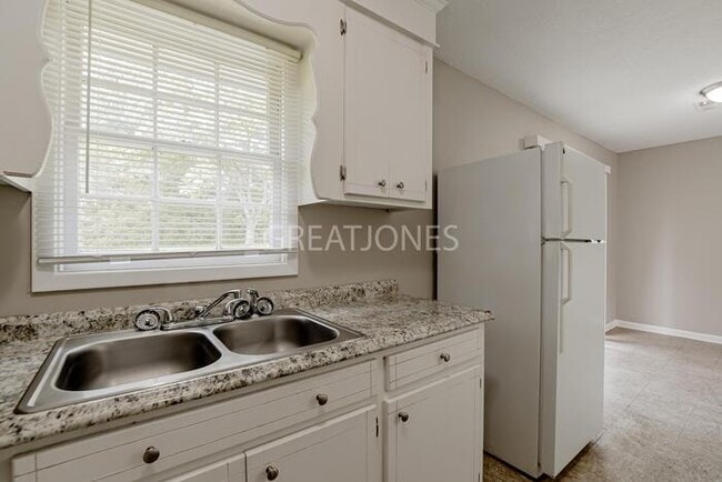 Building Photo - 968 Crestline Dr