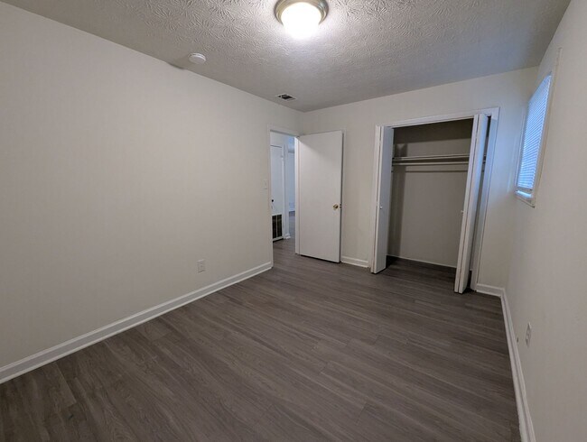 Building Photo - 235/237 Rustwood Dr