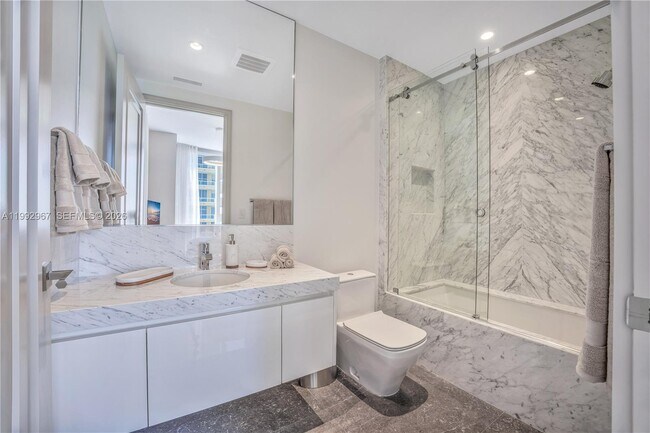 Building Photo - 17901 Collins Ave