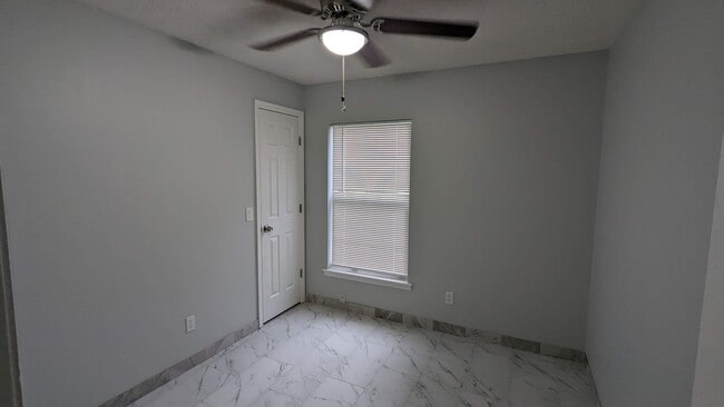 Building Photo - 3048 Pineda Dr