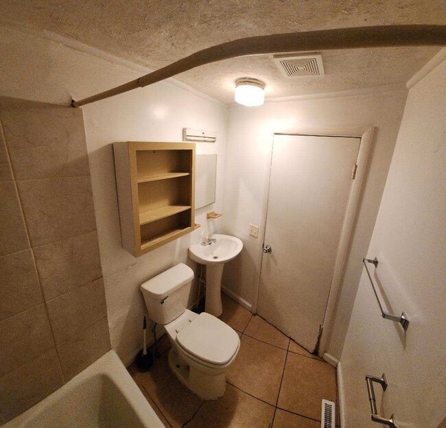 Building Photo - Nice 2 bedroom