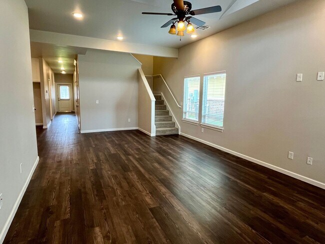 Building Photo - Large 3 Bed, 2 Bath in Beautifully Well-Ma...