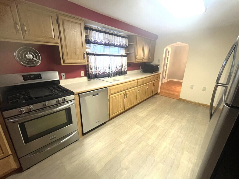 Building Photo - 935 Marshall Dr