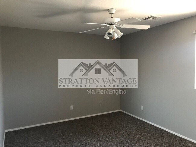 Building Photo - 4740 E Desert Ln