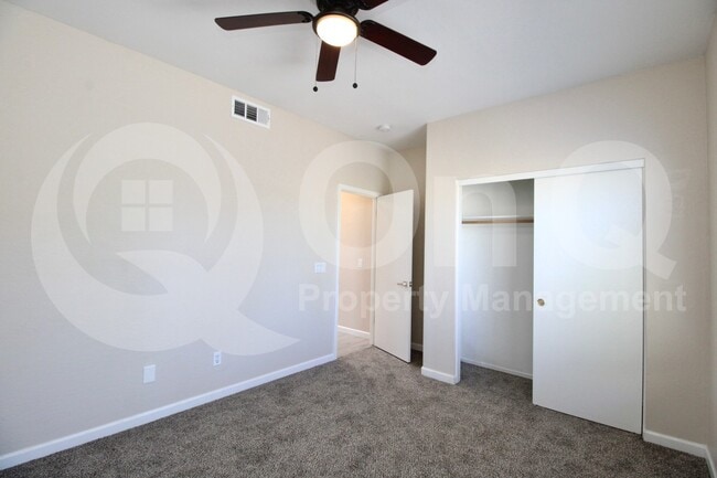 Building Photo - 440 S Val Vista Dr