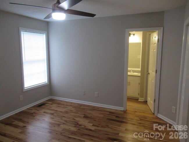 Building Photo - 822 Horseshoe Lake Rd