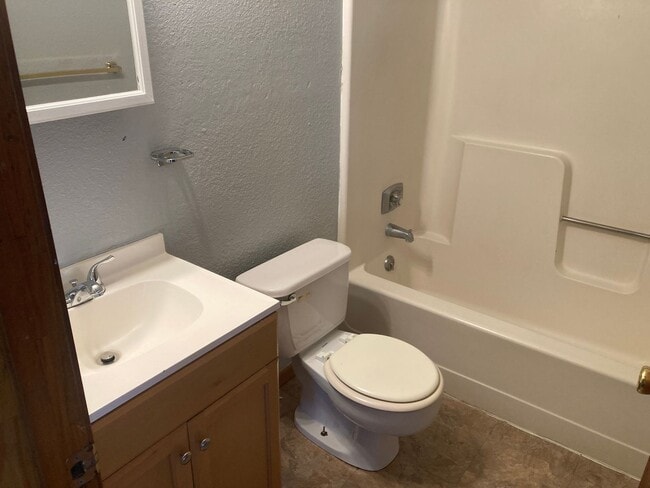 Building Photo - 2 Bed 1 Bath Located behind Hy-Vee in Osag...