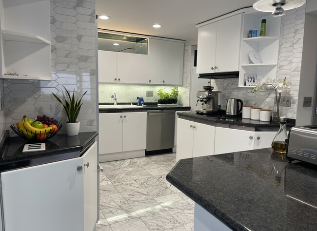 Building Photo - 175 E Delaware Pl